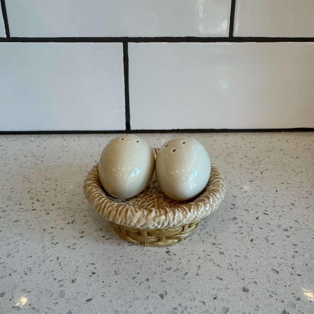 Sakura On the Farm Ceramic Egg Nest Salt & Pepper Shakers EUC